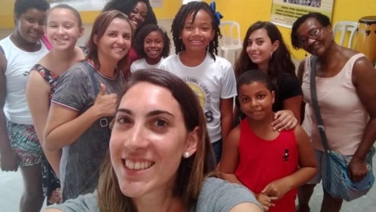 Ailén y una selfie de su reciente viaje solidario a Africa, lugar donde pretende extender esta iniciativa